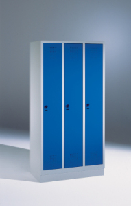 Garderobenschrank mit 100 mm hohem Sockel